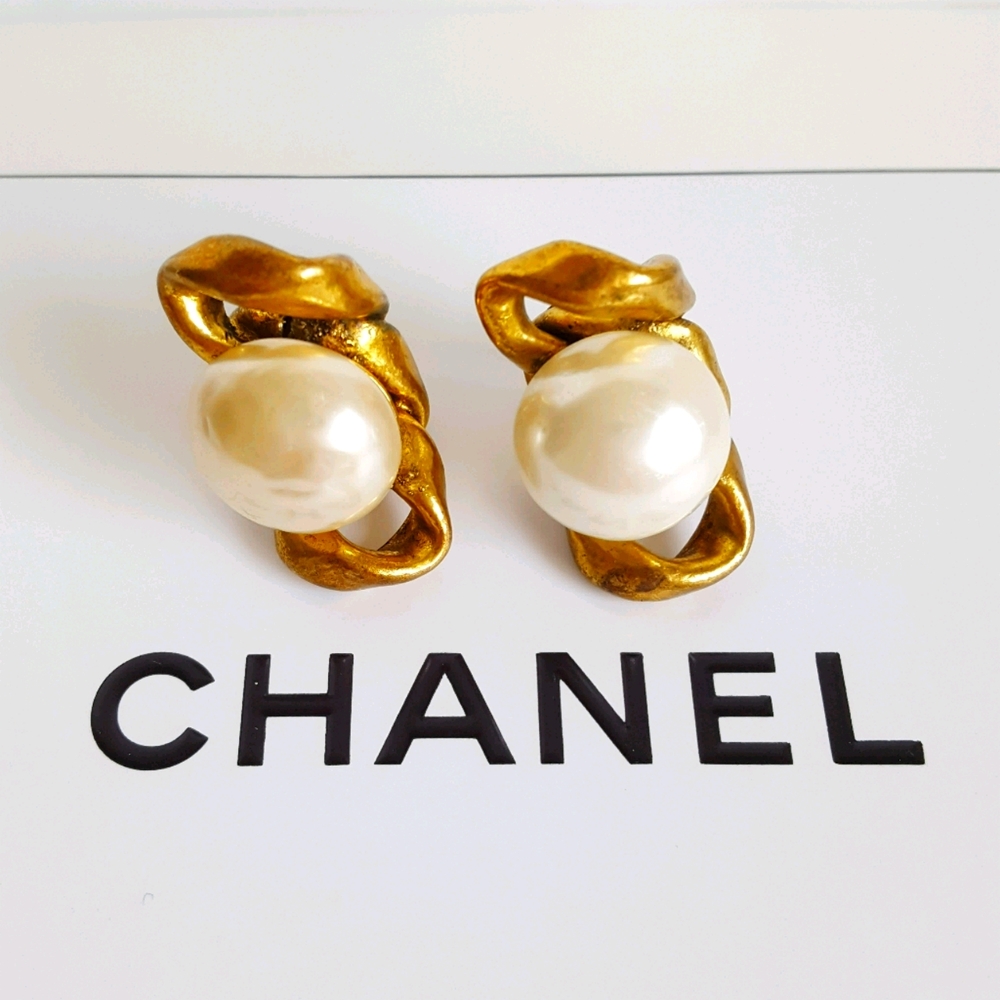 CHANEL RARE 1983Baroque Pearl Chunky Knot Earrings